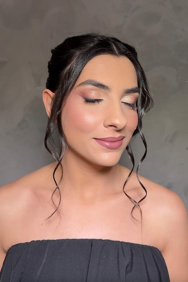 Maquiagem elegante com penteado e mechas soltas